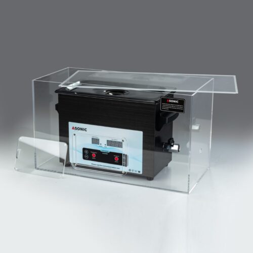 Kutia e heshtur ASONIC që shfaq pastruesin ultrasonik 3L, duke ilustruar dizajnin për reduktimin e zhurmës. Kutia e heshtur ASONIC për pastruesit ultrasonikë 3L shitet veçmas ose së bashku me njësinë e pastrimit. Pastruesi ultrasonik ASONIC 3L i vendosur brenda një kutie të heshtur për të reduktuar zhurmën operative gjatë pastrimit.