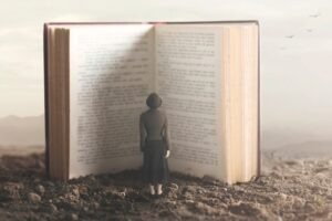 Personi që lexon një libër të madh të hapur, që simbolizon historinë dhe përparimin e teknologjisë së pastrimit me ultratinguj.