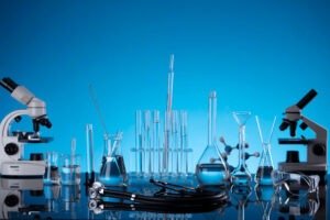 Tubat e laboratorit, kuloçët, beakerët, mikroskopet dhe flakonet Erlenmeyer të përdorura në pastrimin ultrasonik.