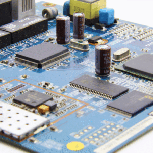 PCB me komponentë elektronikë që përfaqësojnë pllakat e qarkut dhe që mund të pastrohen në pastrues ultratinguj.